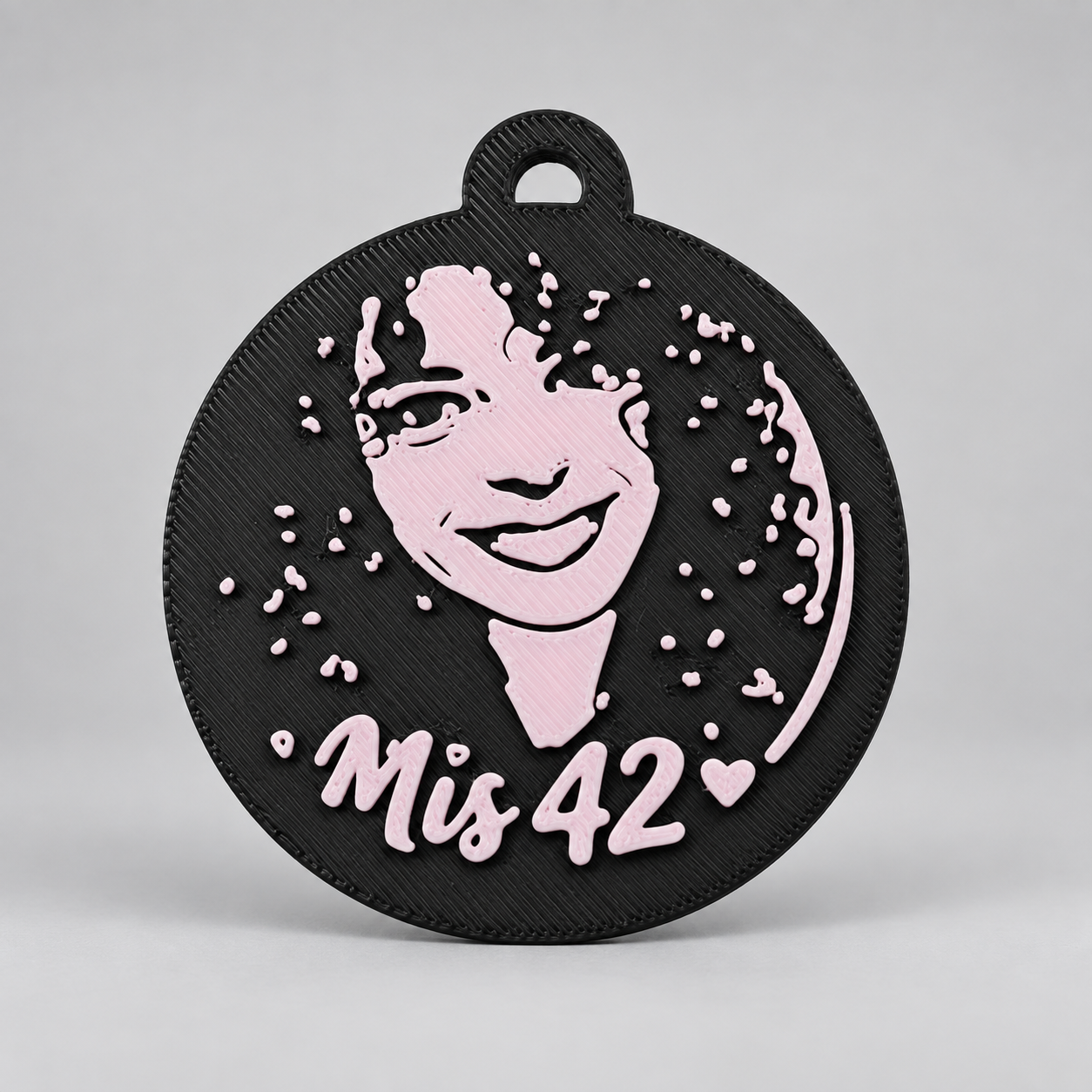 Llavero personalizado con un retrato y la inscripción Mis 42