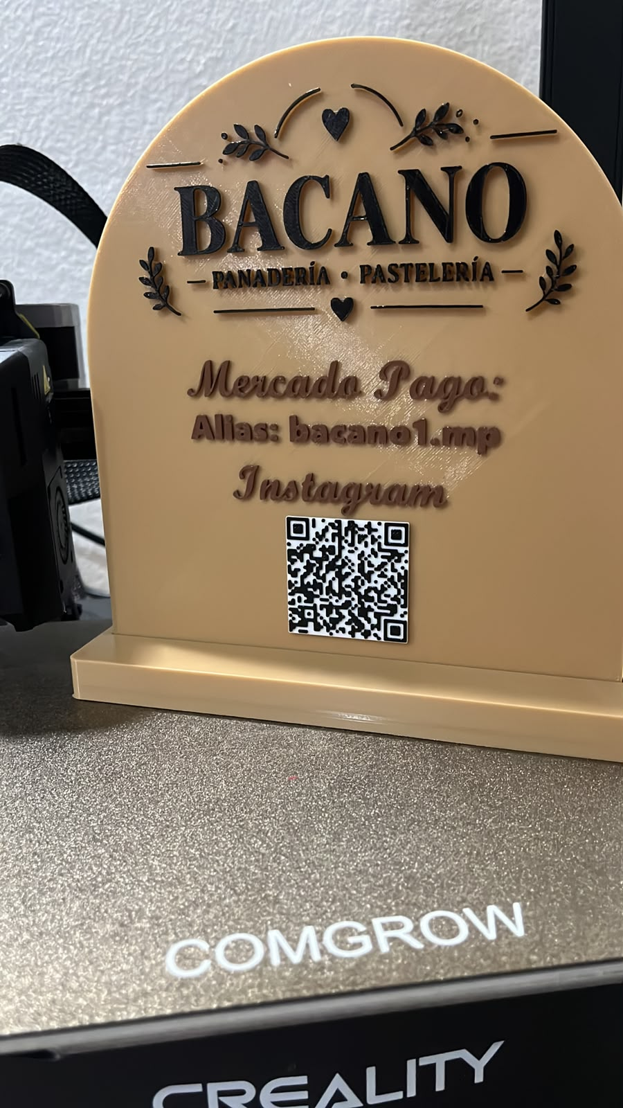Cartel QR con arco impresos en 3D
