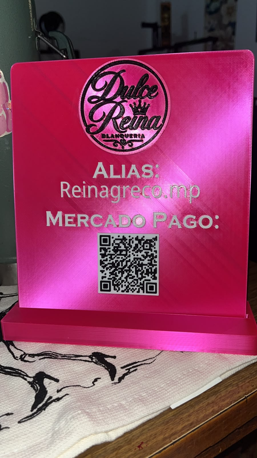 Cartel fucsia para negocio con logo, alias y código QR