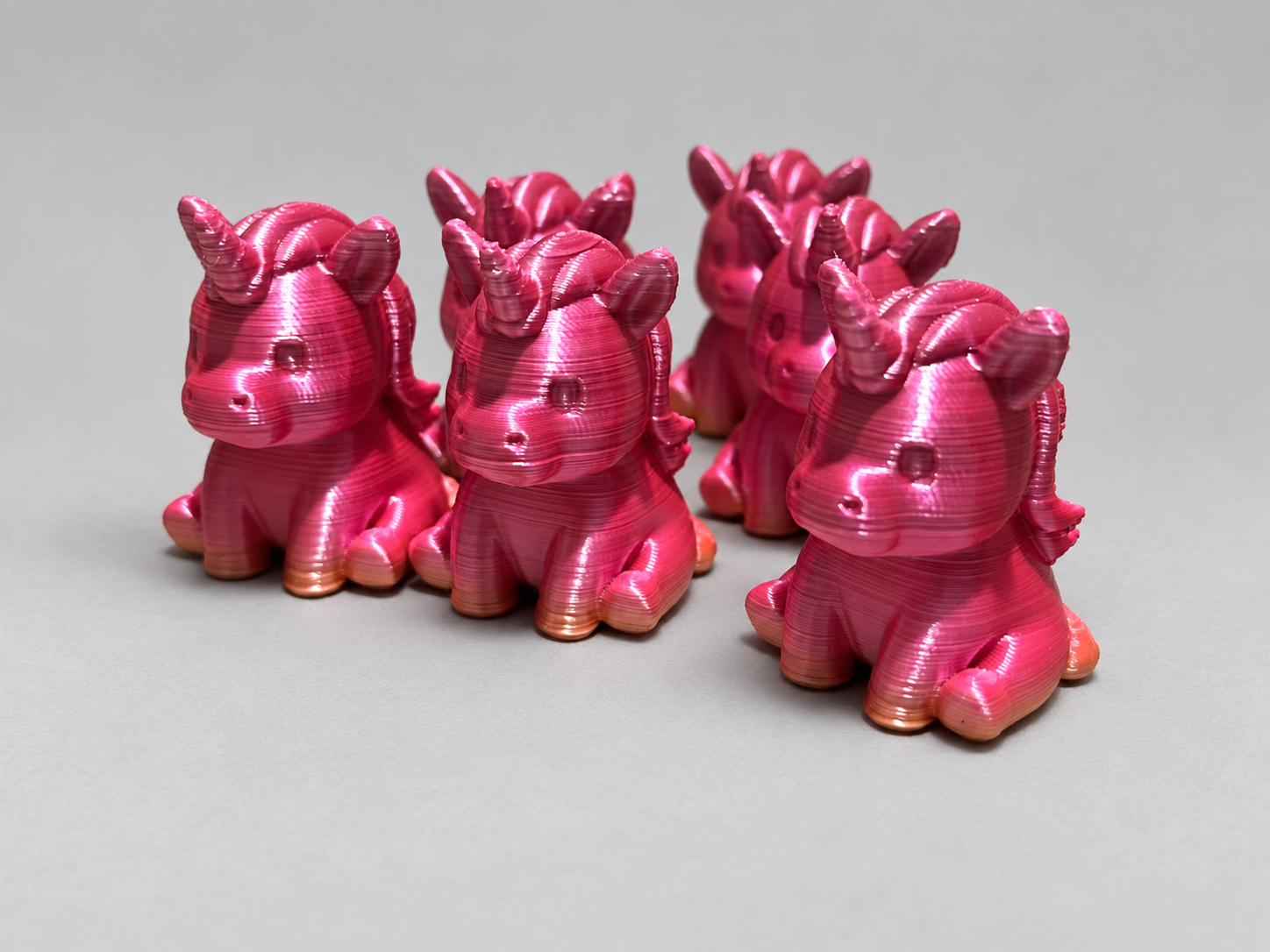 Figuras de unicornios fucsias impresos en 3D